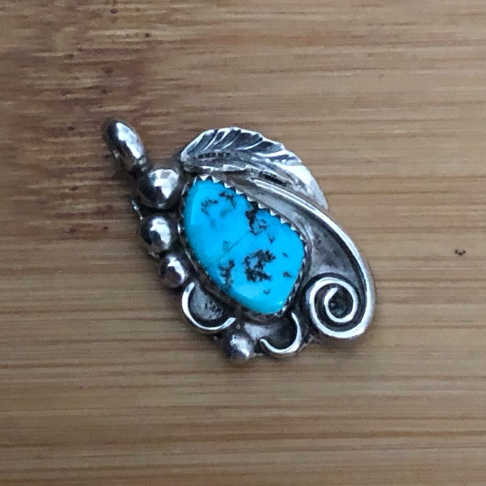 $72  Signed Navajo Vintage Estate Pendant   Sterling   Signed Lee